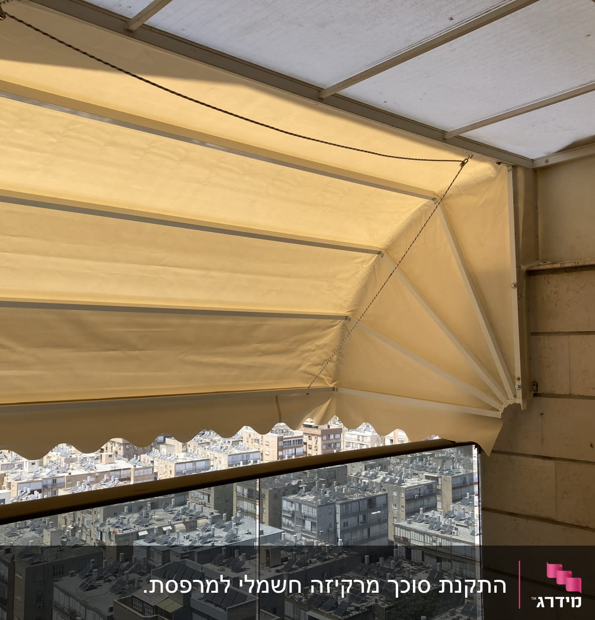 סוכך בד צהוב עם חבלים ומבנה מתכת